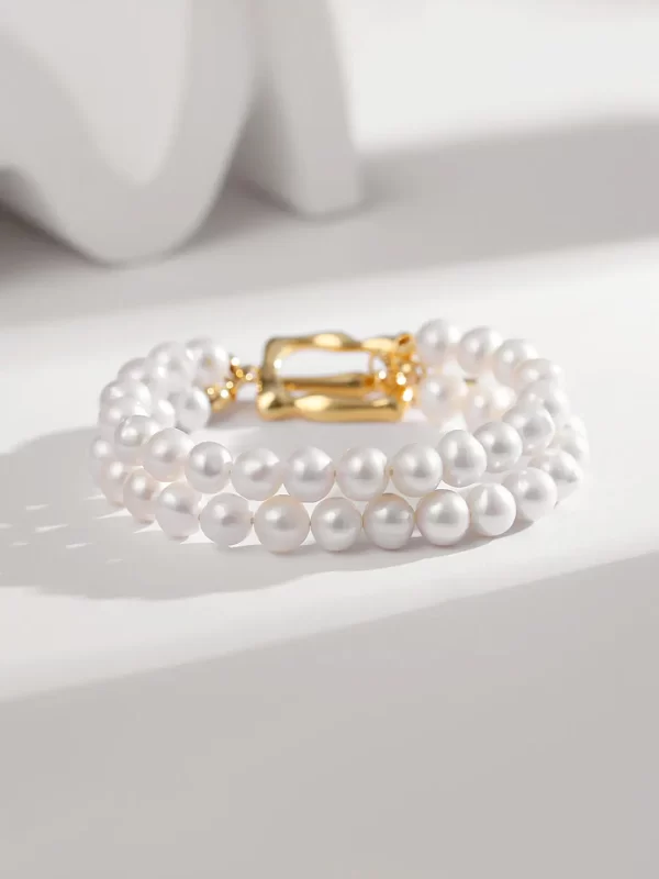 Pearl double-layered bracelet, worn on two loops to enrich the wrist