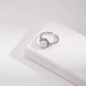 Ring in S925 silver with a novelty natural pearl setting