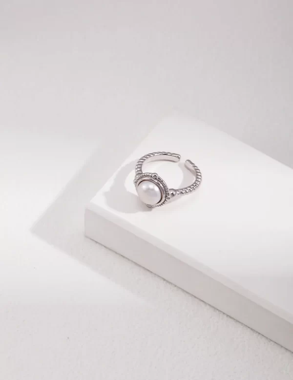 Ring in S925 silver with a novelty natural pearl setting